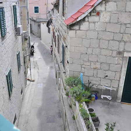 Modern In The Center Split